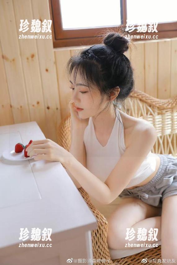 黑料网 首页有风险,黑料网发布合影:当红小生跟亲密对象的穿搭撞衫,以后得小心选衣服了!